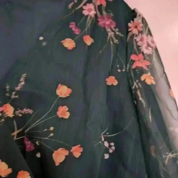 Green floral dress size medium  with long sleeves - Picture 6 of 7